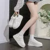 Tênis casuais de cano baixo com aumento de altura para mulheres, novo estilo 2026, versátil, para outono, sapatos brancos de lona para estudantes