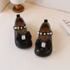 Sapatos de Menina Sapatos Pequenos de Couro para Crianças 2025 Primavera e Outono Novos Antiderrapantes Solado Macio Sapatos de Uma Sola Preto Sapatinhos de Performance Princesa
