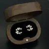 Brincos de Clipe Vintage Paris Rosa Branca Versáteis de Alta Qualidade Elegantes Mais Vendidos com Pingentes de Camélia