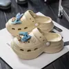 Sapatos de Buraco EVA Femininos 2025 Novo Verão Popular ao Ar Livre Sandálias Chinelos de Solado Grosso com Biqueira Fechada para Praia Esportes