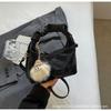 Bolsa pequena plissada portátil popular online para mulheres 2024 Novo estilo coreano bolsa de ombro para o dia a dia bolsa mensageira popular este ano