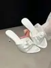 Sandalias de tiras abiertas con pliegues florales estilo hada para mujer, Verano 2026 Zapatillas de tacón de aguja de punta fina