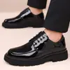 Zapatos de hombre de cuero patentado de fábrica original, estilo británico transpirable, suela gruesa brillante, que aumentan la altura, adecuados para trajes, bodas y novios