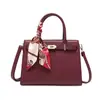 Bolsa Feminina Fashion 2025 Nova Tendência Satchel Grande Capacidade Vermelha Bolsa de Casamento Simples Casual Transversal Ombro Bolsa Kelly