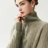 Suéter Bai Cai Rong 2026 Outono/Inverno Novo, Gola Alta Meio Zíper, Tricô Trançado, Modelagem Solta, Mesmo Estilo dos Lojas de Departamento