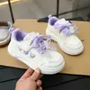 Tênis de lona infantil cano baixo tênis esportivo para meninas novo estilo para primavera e outono versão coreana tênis casual leve sola macia tênis branco para meninas