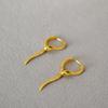 Pendientes de serpiente de alta calidad chapados en oro de latón personalizados, de estilo japonés y coreano, con diseño de nicho, de moda, sencillos y modernos.