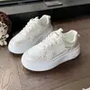 Zapatos casuales de suela gruesa de comercio exterior transfronterizos, zapatillas blancas de malla versátiles para el nuevo otoño, zapatos deportivos transpirables versátiles para mujer que aumentan la altura