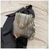 Bolsa Saco Acolchoada Nova Moda Tendência 2025 Pequena com Corrente Estilo Chanel Versátil Mochila de Ombro para Mulheres