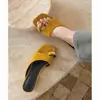 Primeiro encontro com design de nicho: Sandálias de verão amarelas, super bonitas, de bico quadrado, sem cadarço, com tiras para os dedos e saltos grossos, perfeitas para combinar com saias