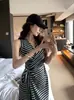 Elegante Vestido Rayado Estilo Francés Ceñidor de Cintura Verano 2026 Nuevo Ajustado Cuello en V Abertura Largo para Mujer