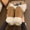 Tendência de Sapatos Fofos Inverno Estilo Coreano Chinelos para Mulheres Uso Externo Mais Veludo 2026 Novos Chinelos Fofos com Bico Fechado Solado Grosso