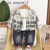 Moda Masculina Primavera Manga Longa Roupa Infantil 2026 Outono Novo Estilo Crianças Pequenas e Médias Estiloso Manga Longa Bordado Letras Conjunto de Três Peças
