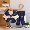 Conjunto de Roupas de Outono para Meninos 2026 Novo Conjunto Elegante de Três Peças com Manga Longa para Bebês Primavera e Outono Roupa Externa Infantil Tendência Dropshipping