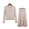 Conjunto de Punto a Rayas Estilo Coreano Cuello Redondo Hebilla Metálica Volante Manga Larga Cárdigan y Falda de Cintura Alta Conjunto de Dos Piezas para Otoño