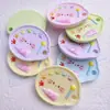 Accesorios de Joyería de Resina DIY de Dibujos Animados Pegamento de Crema Funda para Teléfono Móvil Cuerda para el Pelo Horquilla Agujero para Zapato Flor para Zapato Material de Imán para Refrigerador Lote