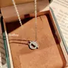 Aretes de Diamante Pequeños Q para Mujer, Collar de Nariz de Cerdo, Pulsera Completa de Diamantes, Anillo Super Brillante de Lujo Accesible, Set de Letras Q de Alta Gama