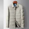 Chamarra de Plumas Otoño e Invierno 2025 Plumón de Ganso Blanco Camisa Cálida Casual Ligera Abrigo de Plumas para Hombre Cuello Solapa Moderno