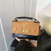 Bolsa de Mão Acolchoada Estilo Chanel para Mulheres Pedido Estrangeiro 2026 Nova Tendência Moda Bolsa de Ombro Transversal Bolsa Quadrada Pequena de Alto Padrão