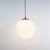 Lámpara de araña simple de una cabeza de vidrio esférico blanco lechoso para comedor, escalera, lámpara de araña creativa y elegante para tiendas de moda