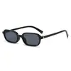 Nuevas Gafas de Sol 2025 Marco Negro Delgado Cara Pequeña Estilo Europeo y Americano Cuadrado Pequeño Simple Elegante Versátil Gafas de Sol Cuadradas y Redondas para Mujer