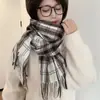 Bufanda de Cuadros Estilo Británico para Mujer 2025 Invierno Nueva Moda Atmósfera de Alta Gama Bufanda Gruesa con Borlas Al por Mayor