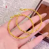 Aretes de Aro Lisos con Patrón de Tela Dorada Antigua Arena Láser para Mujer Lujo Accesible de Alta Gama Otoño e Invierno Latón Chapado en Oro Aretes de Círculo Grande