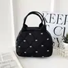 Bolsa de maquillaje grande de mano decorada con lazo, modelo nuevo 2025, bolsa de almacenamiento portátil, bolso de mano tridimensional súper lindo