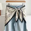 Lenço pequeno de seda com estampa floral branca, lenço triangular, lenço de cabeça, cinto, acessório feminino para combinar com saias e jeans, acessório de cintura, cortina de bumbum