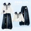 Nueva colección de primavera y otoño para niñas: top de moda de manga larga con un cuello elegante, combinado con lindos pantalones vaqueros casuales con estampado de dibujos animados - un conjunto de dos piezas