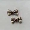 Accesorios de lazo de botón a cuadros marrones de otoño e invierno, bolsas para calcetines, accesorios de ropa, muñecas para mascotas de bricolaje, fundas para teléfonos, accesorios para el cabello