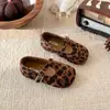 Ins Zapatos pequeños de cuero franceses 2026 Primavera/Otoño Nuevo Estilo Versión Coreana Zapatos de Princesa con Estampado de Leopardo para Niñas Suela Suave Zapatos de Frijol Zapatos Individuales