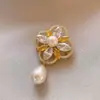 Acessórios de Broche Elegantes de Nicho de Design de Moda Versátil de Alta Qualidade com Flor Pérola Zircônia Retrô Europeu e Americano