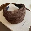 Elegante y suave, diadema gris de copa alta y ala ancha para mujer, nuevo modelo 2026, adecuada para el uso diario, hace que el rostro parezca más pequeño, diadema con pinza para el pelo