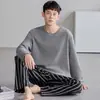 2026 Nuevo Simple Casual Tallas Grandes Ropa para el Hogar Pijama para Hombre para Primavera y Otoño, Conjunto de Algodón Puro de Manga Larga y Cuello Redondo