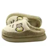 Pantuflas de felpa de algodón al por mayor para hombre y mujer, de suela gruesa, cálidas, antideslizantes, pantuflas peludas para el hogar con estampado de oso de dibujos animados de invierno, estilo pareja