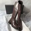 Primer encuentro: tacón grueso, punta cuadrada, color liso, elástico, hasta la rodilla, ajuste ceñido, tacón grueso, caña alta, botas de tacón alto