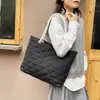 Ropa de Algodón para Primavera y Otoño Bolso de Mujer Bolso Bandolera de Gran Capacidad Bolso Tote Bolso de Hombro Bordado Acolchado Nylon de Exportación Bolso de Mujer para Viajes