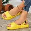 Sandálias Boca de Peixe Femininas Novo Estilo 2026 Verão Europeu e Americano Tamanho Grande Solado Plano Slip-on Moderno Sandálias Grossas para Senhoras