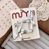 Pin BB para niña de color plateado estilo coreano con lazo dulce, pinza para el pelo versátil para niños de cuero dulce y genial, pasador lateral para niñas