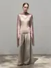 Nueva colección de otoño: Top de estilo francés, corte relajado con cuello de encaje, combinado con un pañuelo vaporoso, ligero y transparente, creando un efecto adelgazante