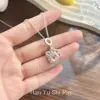 Colar com Pingente de Patinha de Gato Rosa Full Diamond Cintilante, Estilo Doce de Luxo Leve, Design Fofo de Nicho, Acessório de Corrente Suave para Clavícula