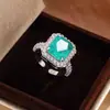Anel de Tourmalina Esmeralda Sintética com Diamante de Alto Carbono Feminino Quadrado Princesa Pedra Colorida Totalmente Pavimentado com Diamantes Anel Pulseira Versátil de Alta Gama