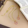 Colar de Moedas Redondas Encaixáveis Popular do Xiaohongshu, Acessório de Moda Versátil de Luxo Leve, Corrente para Clavícula com Diamantes Coloridos que Trazem Sorte, Fornecimento ao Vivo
