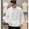 No dia 22, use uma camiseta masculina de manga comprida com textura "fleece quente dupla face" e costuras especiais feitas à máquina, perfeita como camada base.