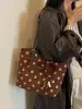 Bolsa tote de bolinhas de alta qualidade e grande capacidade para mulheres, novo estilo 2026, retrô, design de nicho, bolsa de ombro moderna para o dia a dia
