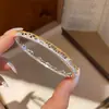 Pulsera de encaje calado vintage transfronteriza europea y americana, lujo ligero, alta gama, exquisita, versátil, accesorio de mano con diseño elegante