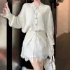 Conjunto de Tres Piezas de Moda con Cardigan de Punto de Cuello V con Abertura, Camisa de Encaje y Falda de Cintura Alta, Nuevo Estilo Primavera y Otoño 2025