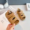 Novas sandálias de verão para bebês, meninos e meninas, sapatos de praia abertos na frente, sapatos casuais para atividades ao ar livre, sapatos para bebês com sola macia antiderrapante
