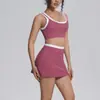 Sujetador deportivo transfronterizo de nuevo color sexy en bloques de color con un elegante diseño en la espalda, falda de tenis transpirable de cintura alta y conjunto de yoga ajustado para mujer.